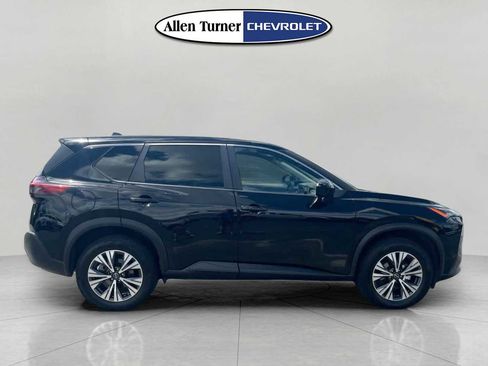 Used 2023 Nissan Rogue SV image 3