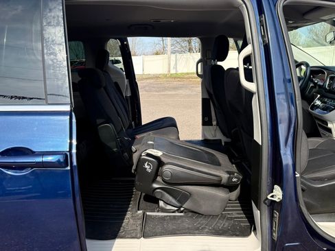 Used 2018 Chrysler Pacifica LX image 26