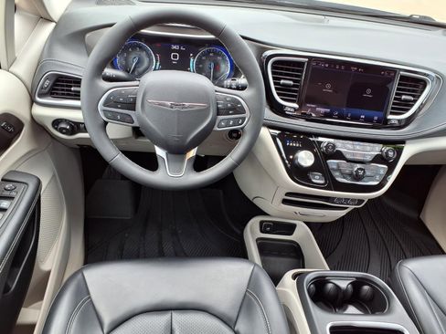Used 2023 Chrysler Pacifica Touring-L FWD image 2