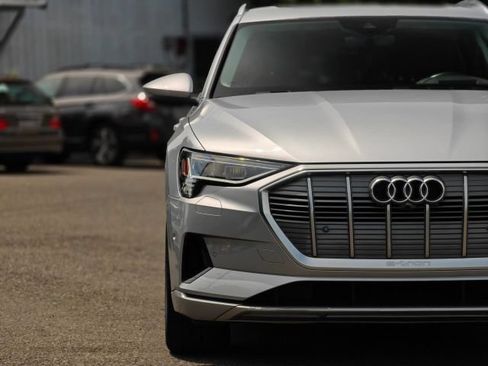 Used 2019 Audi e-tron Prestige w/ Prestige Package AWD/4WD image 2