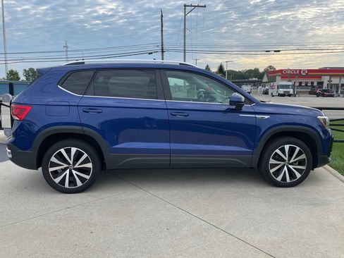 Used 2022 Volkswagen Taos SE w/ Panoramic Sunroof Package FWD image 8