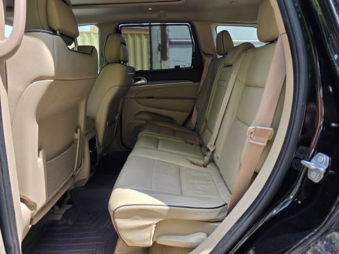 Used 2018 Jeep Grand Cherokee Overland RWD image 31