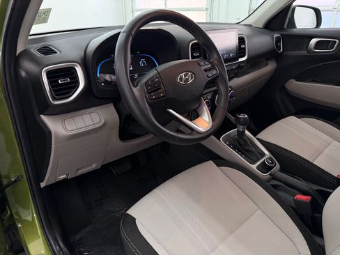 Used 2023 Hyundai Venue SEL FWD image 4
