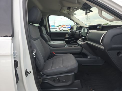 Used 2025 Ford Expedition Active RWD image 12