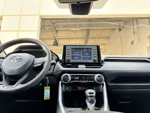 Used 2021 Toyota RAV4 LE FWD image 27
