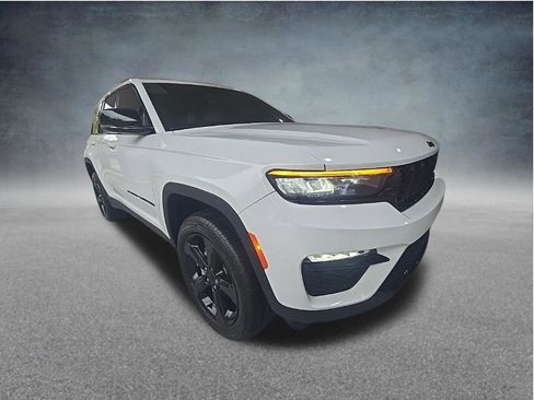 Used 2023 Jeep Grand Cherokee Limited w/ Black Appearance Package RWD image 3