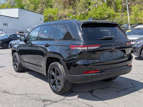 Used 2023 Jeep Grand Cherokee Limited w/ Black Appearance Package AWD/4WD image 10