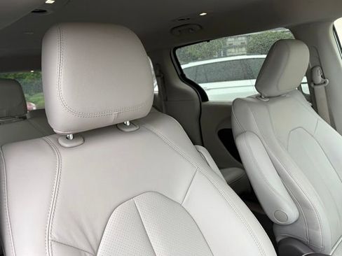 Used 2021 Chrysler Pacifica Touring-L w/ Premium & Safety Sphere Group FWD image 31