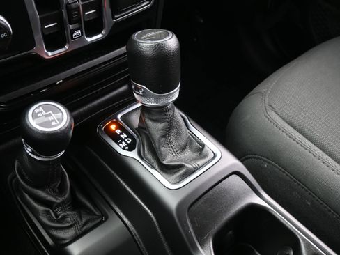 Used 2021 Jeep Gladiator Sport image 20