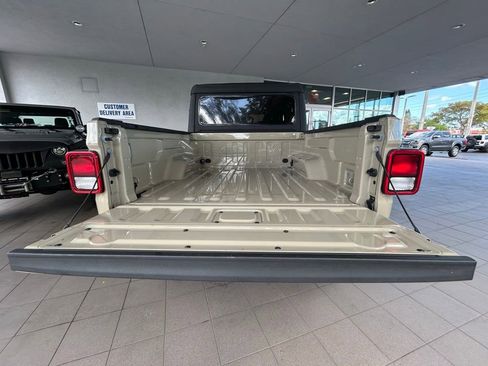 Used 2022 Jeep Gladiator Sport image 32