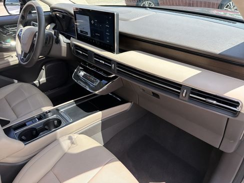 Certified 2024 Lincoln Corsair Grand Touring w/ Rear Removable Package Tray AWD/4WD image 12
