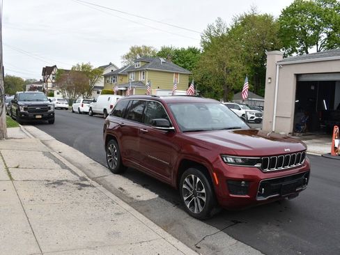 Used 2022 Jeep Grand Cherokee Overland AWD/4WD image 4