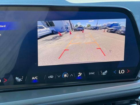 Used 2025 Chevrolet Traverse LT image 34