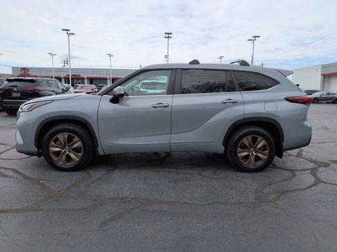 Used 2023 Toyota Highlander Bronze Edition image 2