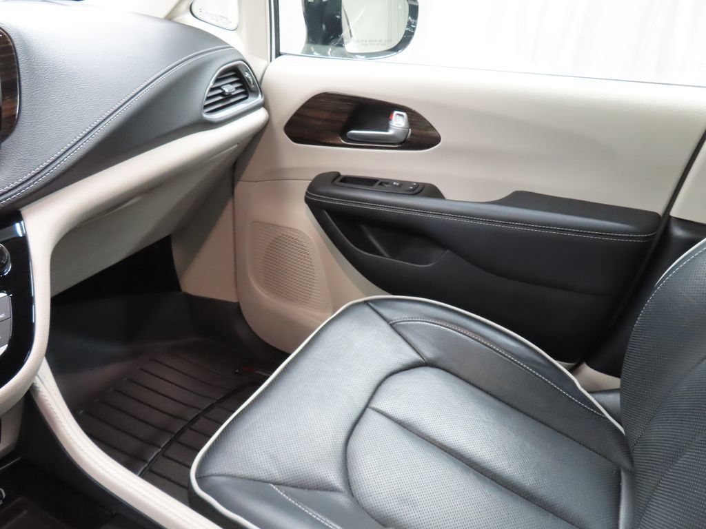 Used 2024 Chrysler Pacifica Limited FWD image 25