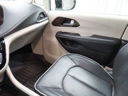 Used 2024 Chrysler Pacifica Limited FWD image 25