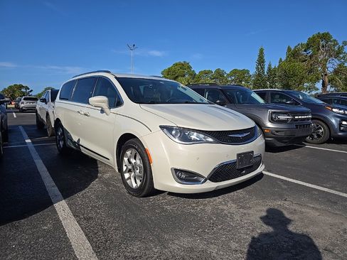 Used 2019 Chrysler Pacifica Touring-L Plus image 2