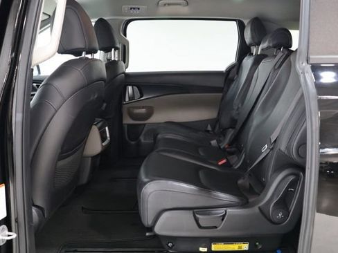 Used 2025 Kia Carnival FWD image 29