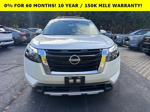 New 2025 Nissan Pathfinder SL image 2