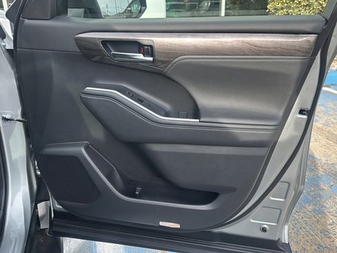 Used 2024 Toyota Highlander Platinum image 16