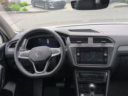 Used 2023 Volkswagen Tiguan SE w/ Panoramic Sunroof Package image 9