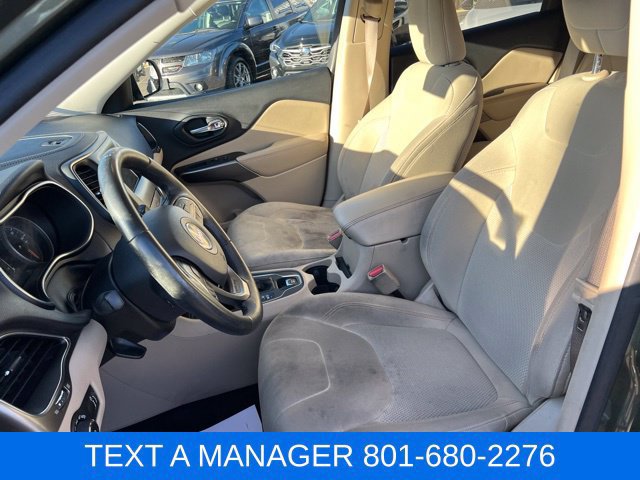 Used 2019 Jeep Cherokee Latitude w/ Cold Weather Group FWD image 18