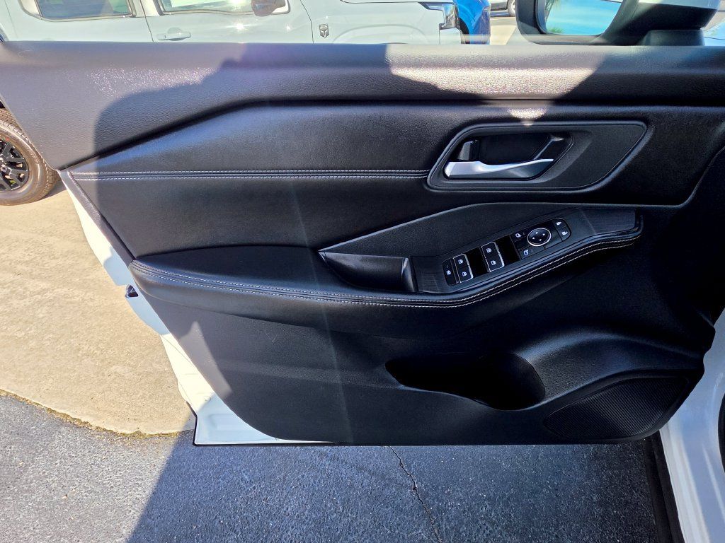 Used 2024 Nissan Rogue SL FWD image 13
