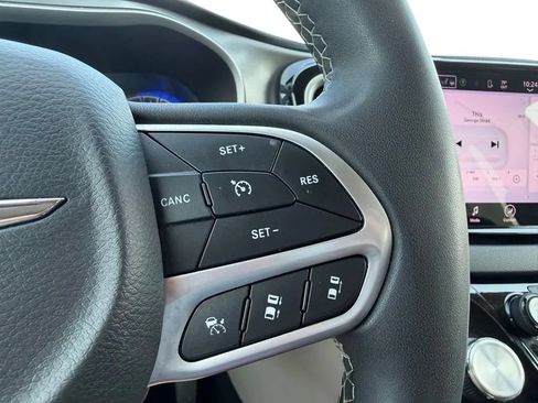 Used 2023 Chrysler Pacifica Touring-L FWD image 16