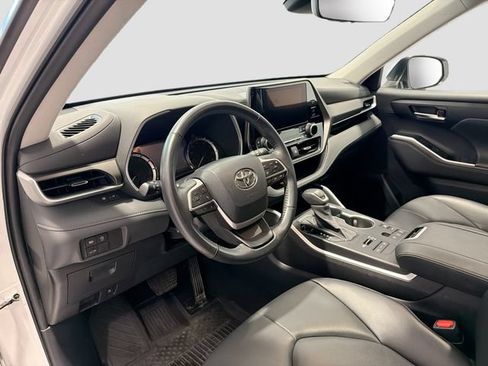Used 2023 Toyota Highlander XLE AWD/4WD image 8