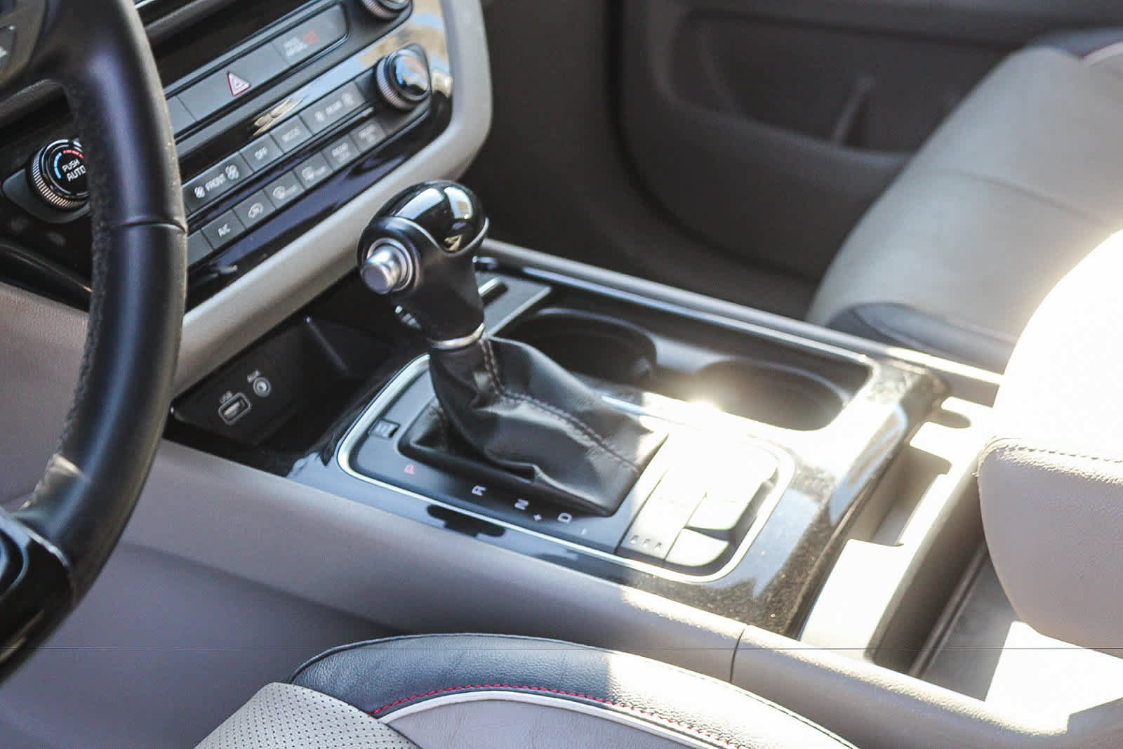 Used 2015 Kia Sedona SX FWD image 24