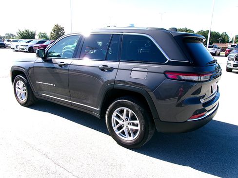 Used 2023 Jeep Grand Cherokee Laredo w/ Luxury Tech Group I AWD/4WD image 3