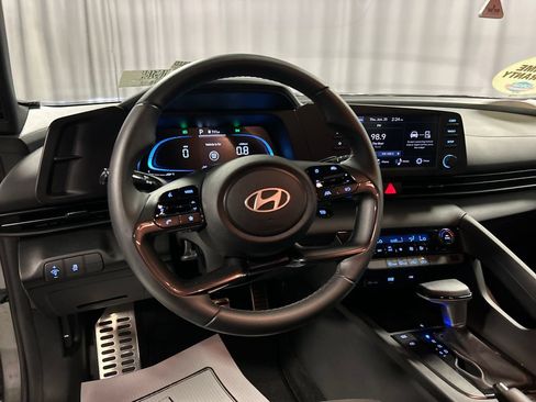 Used 2025 Hyundai Elantra Sport FWD image 13