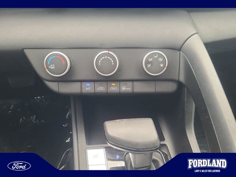 Used 2022 Hyundai Elantra SE FWD image 30