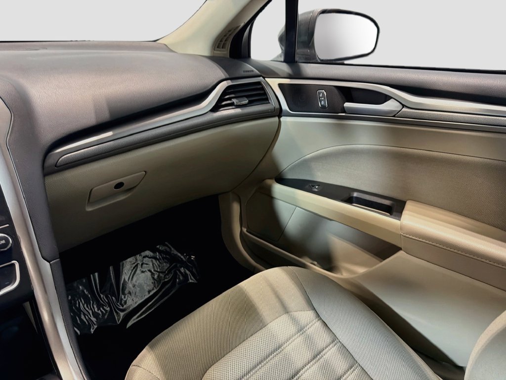 Used 2020 Ford Fusion SE FWD image 24