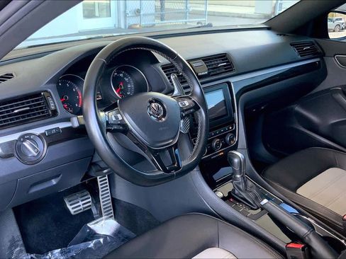 Used 2018 Volkswagen Passat GT image 18