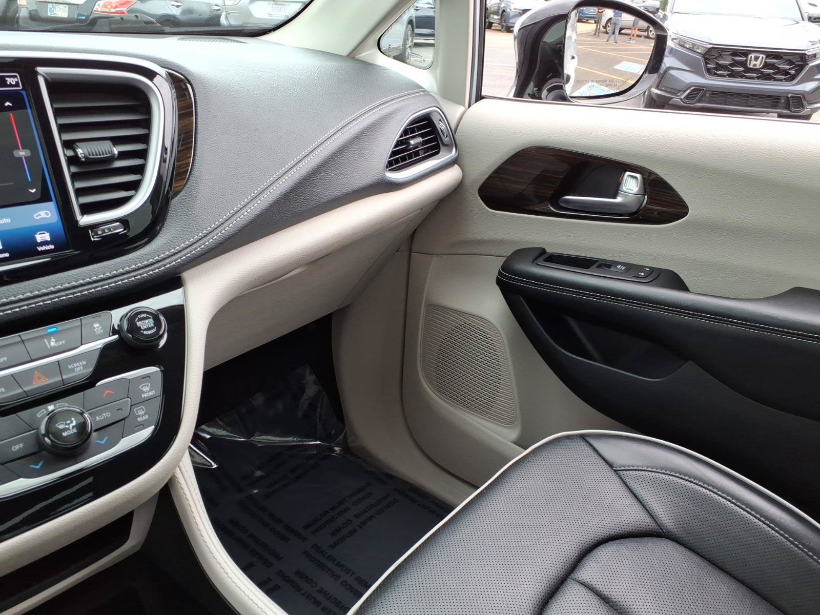Used 2023 Chrysler Pacifica Limited FWD image 24