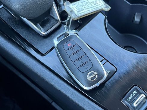 Used 2025 Nissan Rogue SV FWD image 27