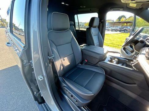 New 2025 Chevrolet Suburban Premier image 28
