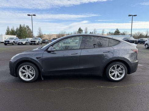 Used 2022 Tesla Model Y Long Range image 5