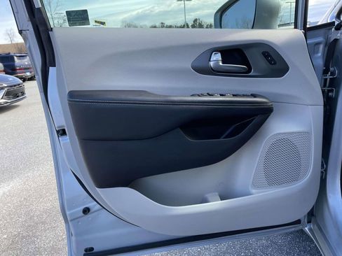 Used 2022 Chrysler Pacifica Touring-L image 5