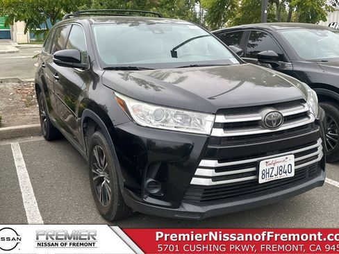 Used 2019 Toyota Highlander LE w/ Protection Package #3 FWD image 1