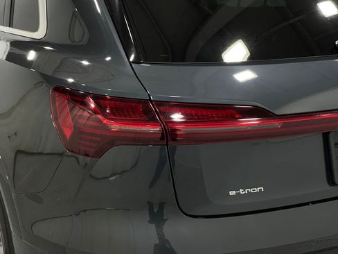 Used 2019 Audi e-tron Prestige w/ Prestige Package image 33