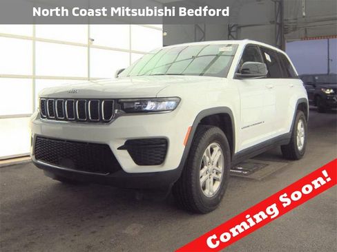 Used 2023 Jeep Grand Cherokee Laredo image 1
