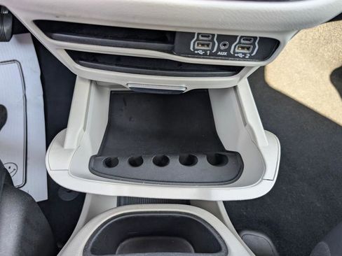 Certified 2023 Chrysler Pacifica Touring-L image 15