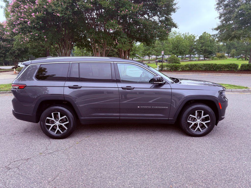 Used 2023 Jeep Grand Cherokee L Limited AWD/4WD image 16