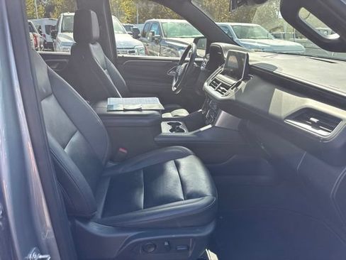 Used 2024 Chevrolet Suburban LT RWD image 8