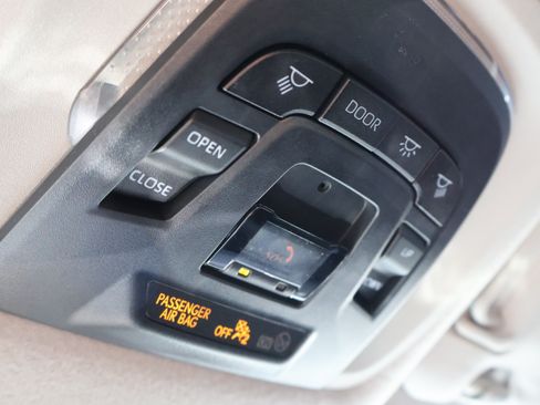 Used 2023 Toyota Corolla Cross XLE w/ Convenience Package FWD image 41