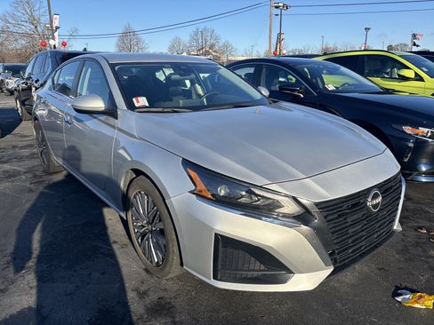 Used 2023 Nissan Altima 2.5 SV image 1