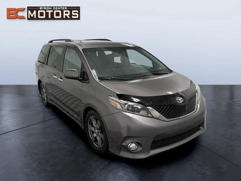 Used 2017 Toyota Sienna SE FWD image 7