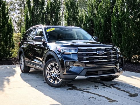 Used 2025 Ford Explorer Active w/ Active Comfort Package AWD/4WD image 2